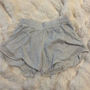Women's white Lululemon hotty hot shorts (size 6 4inch)